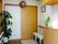 引き戸の上部にはリース、部屋の角にはおおきな観葉植物が置かれている。とにかく内装の洒落で落ち着いた雰囲気が特徴的。