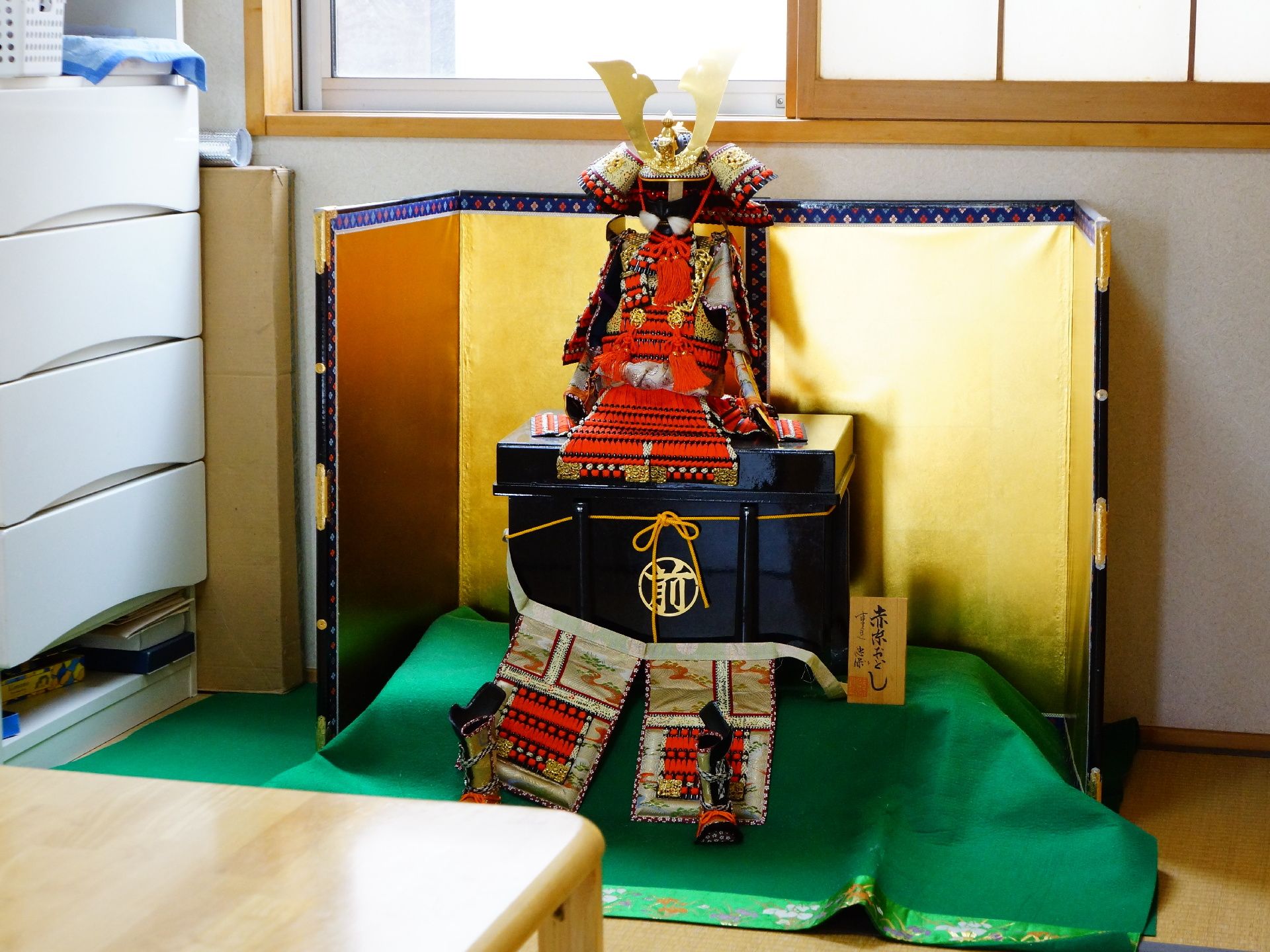 施設では季節に合わせたインテリアの飾りつけもなされる。端午の節句の子供の日に飾る立派な鎧飾り。金の屏風が光を眩しく反射する。