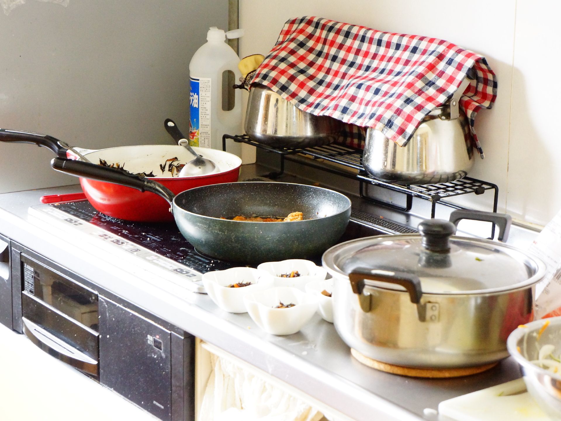 入居者の方々に提供される食事は施設内で調理されている。整備の行き届いた清潔なキッチンでスタッフが腕を振るう。