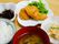 白いご飯にみそ汁がつく和食。本日の主菜は揚げ物です。