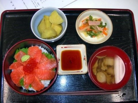 「グループホーム ゆう希苑 まごめざわ」のお食事。新鮮なお食事を提供できるよう、海鮮丼なども用意している。