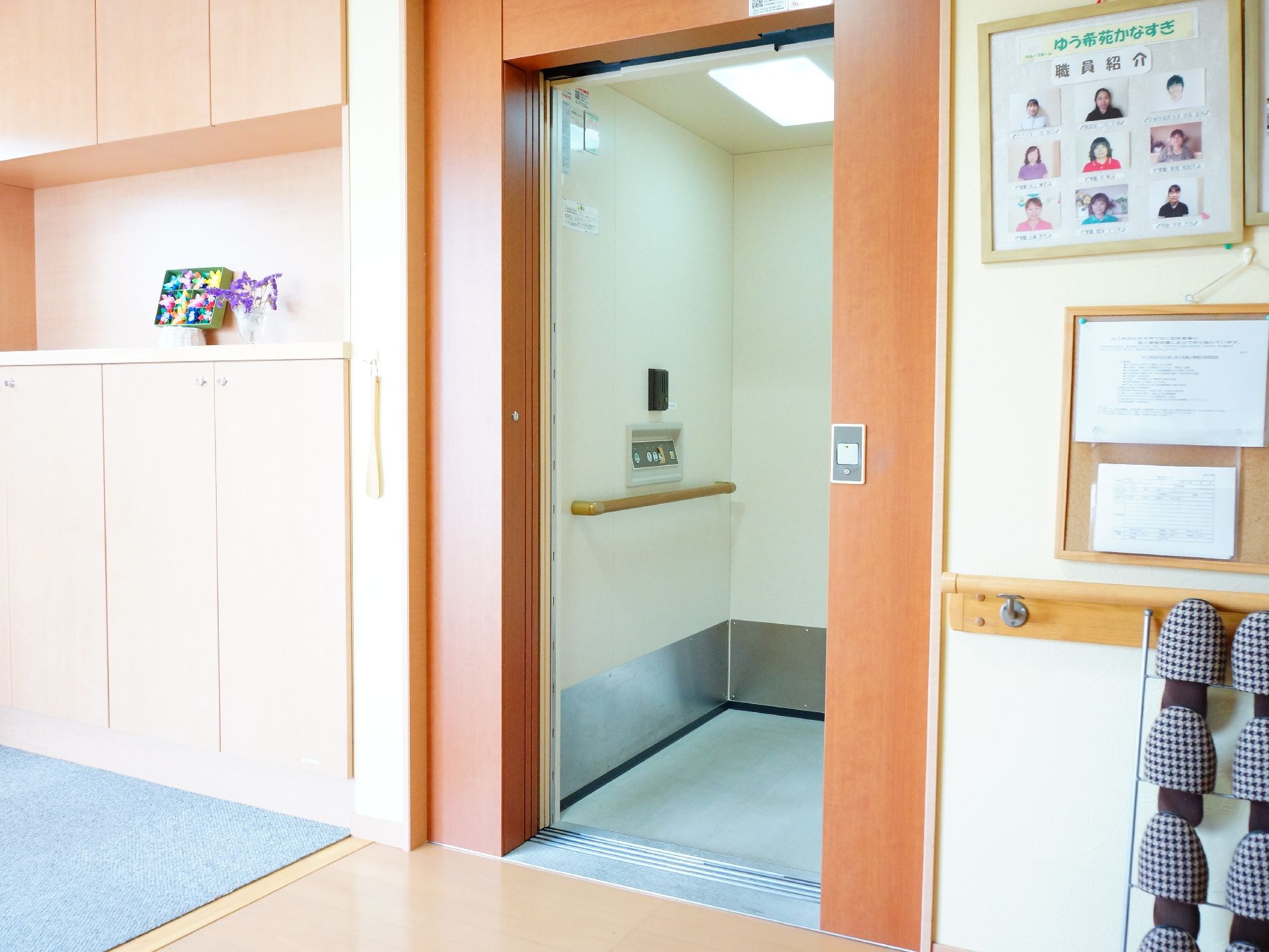 エレベーターの内側にはちゃんと手すりが設けてあり、操作パネルは前面と車椅子の人用に側面の低い位置に付けてある。