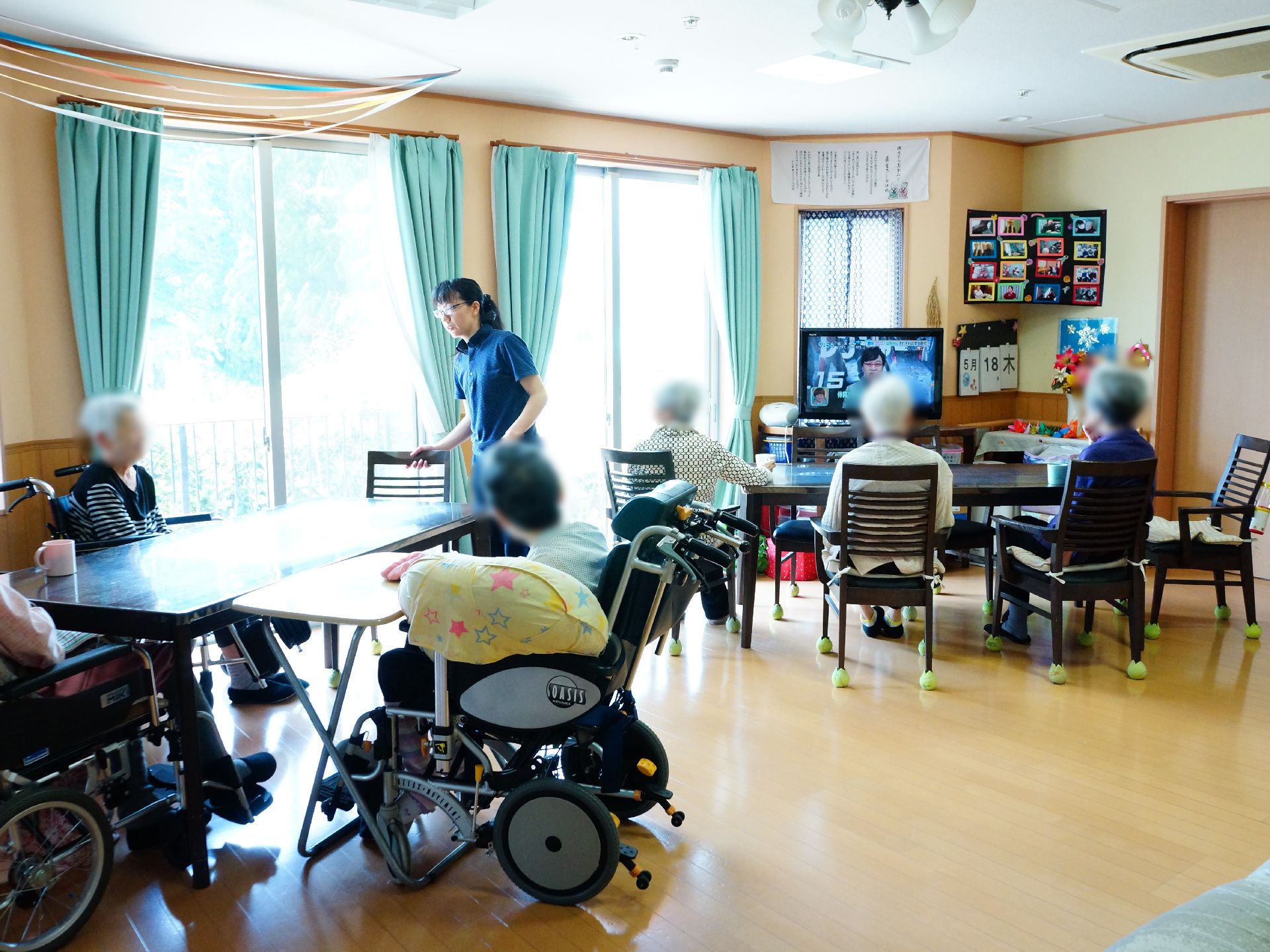 テレビを視聴したり、お茶をのんだり、おしゃべりしたり、施設入居者様が各々好きに団欒を楽しんでいる。少人数なので皆でワイワイと出来る。