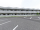 広々とした駐車場のある建物