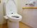 トイレは、手すりや緊急通報ブザーやウォシュレットといった、高齢者には嬉しい機能がたくさん付いている。
