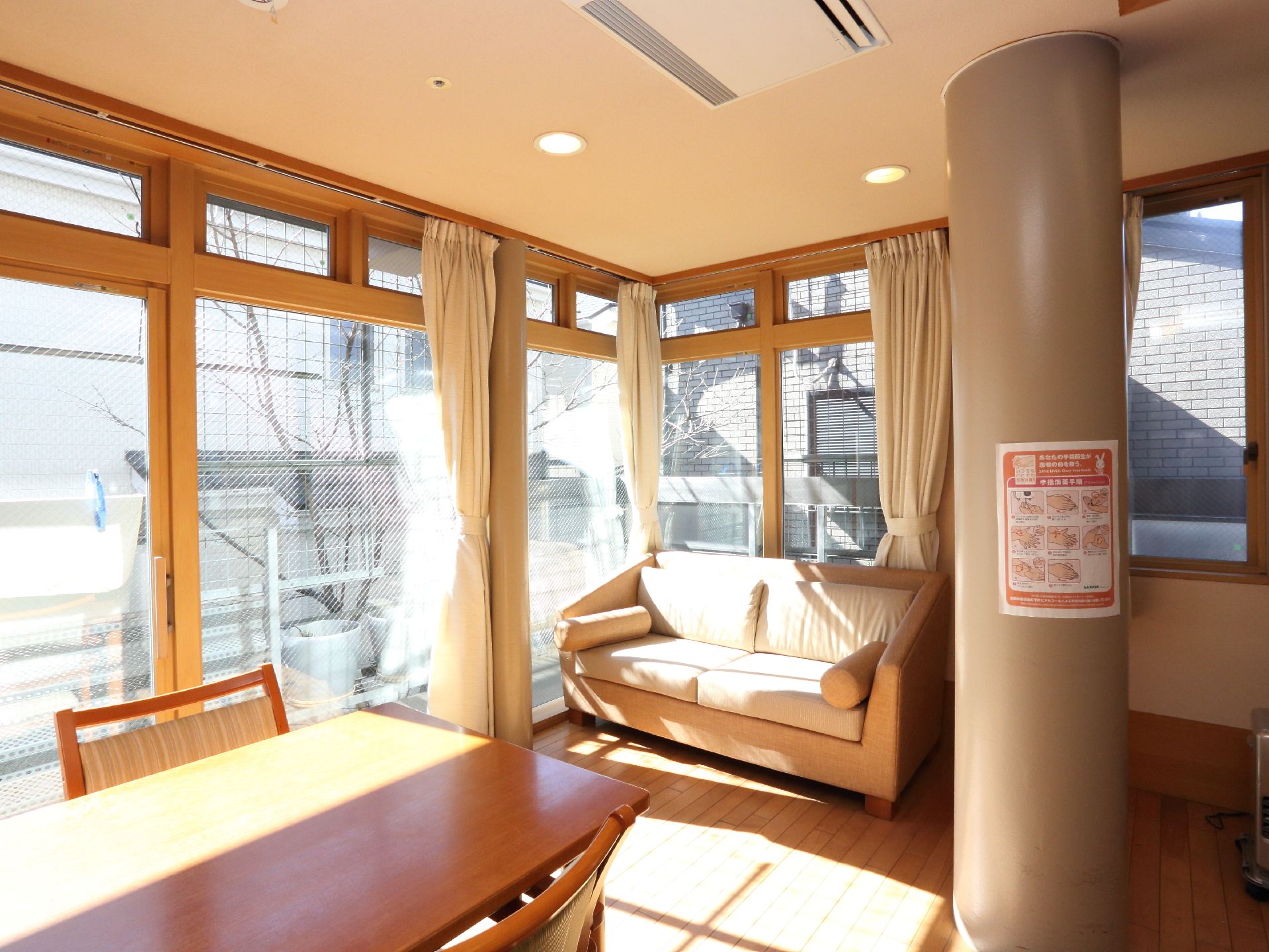 大きな窓から日差しが入るダイニングは、くつろぐのにちょうどよい場所である。のんびりとしたり、談笑したり、各々の時間を満喫できる。