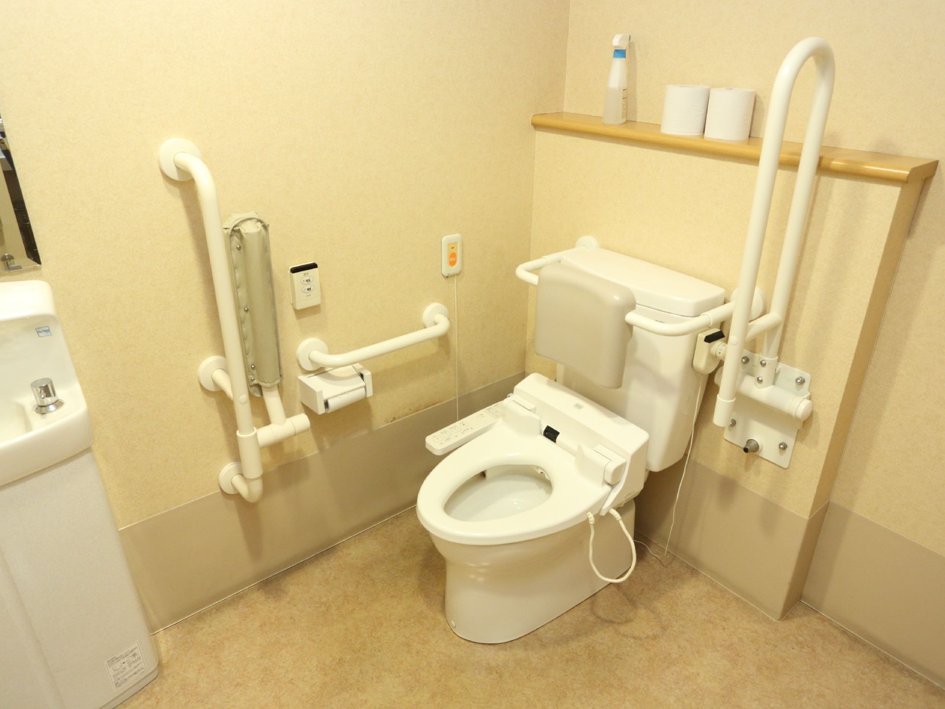 立ち上がる時に便利な可動式の手すり、座っていて疲れたときにもたれることができる背もたれなどが付いている。