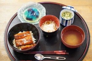 スープと茶碗蒸しが付いたどんぶりのセット
