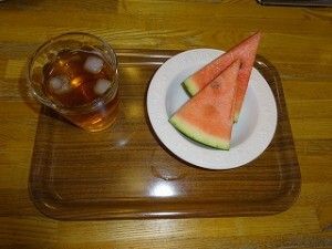 氷の入ったお茶とカットされたスイカ