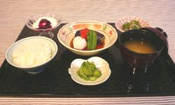 ご飯と味噌汁が付いた和食のセット