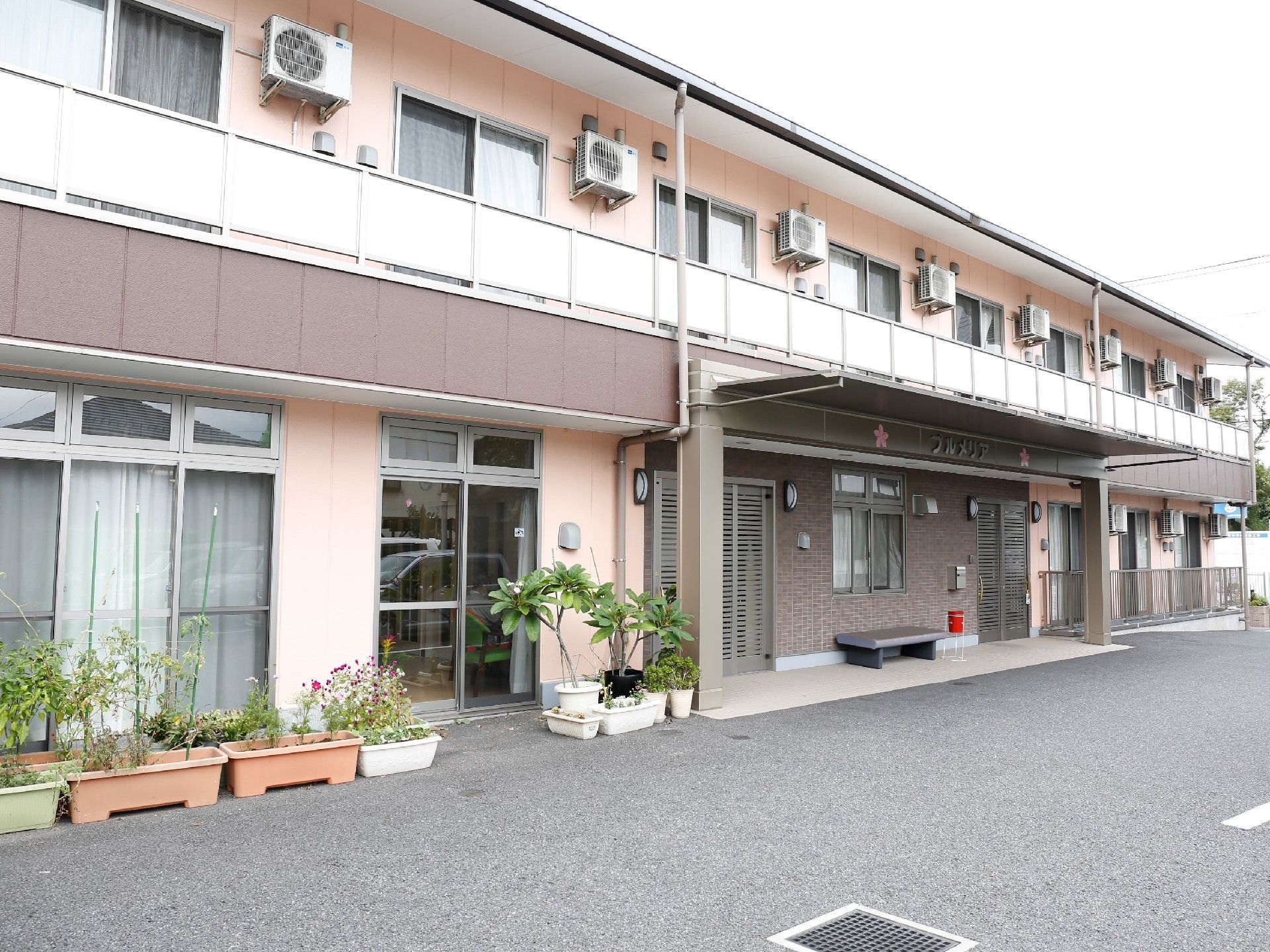 「サービス付き高齢者向け賃貸住宅プルメリア」エントランス。皆様にとって、ご自宅で過ごす以上に快適な生活をお届けします。