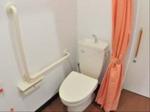 「サービス付き高齢者向け賃貸住宅プルメリア」トイレ。手すりもきっちりとつけています。