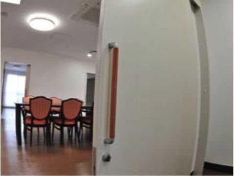 「サービス付き高齢者向け賃貸住宅プルメリア」スライド式ドア。押したり引いたりする必要がないので、快適です。