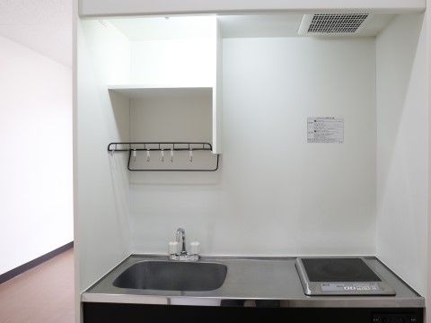 「サービス付き高齢者向け賃貸住宅プルメリア」居室内キッチン。簡単なお料理をお楽しみください。