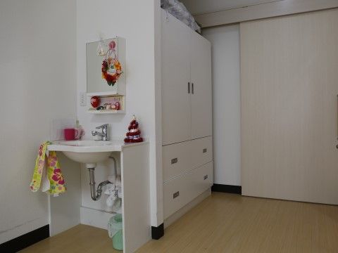 「サービス付き高齢者向け賃貸住宅プルメリア」居室内クローゼット・洗面台