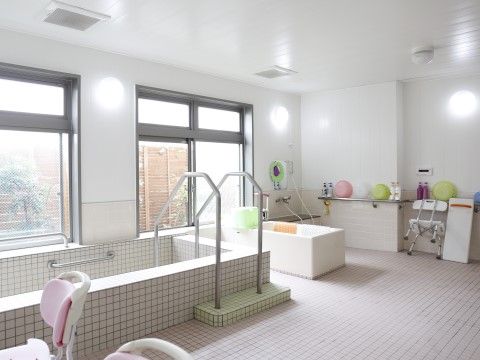 「サービス付き高齢者向け賃貸住宅プルメリア」大浴場。全身湯船に浸かり、日頃のお疲れを癒してください。