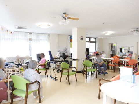 「サービス付き高齢者向け賃貸住宅プルメリア」併設デイサービス。リハビリも兼ねた軽い運動を楽しんでください。