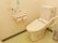 トイレは温水洗浄機能付きである。はね上げ式やL字型の手すり、呼び出しボダン、リモコンが壁に取り付けられている。