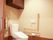 淡く温かみのある光が差し込むトイレには天袋も設置されており、トイレットペーパーなどのトイレ用品を収納することができる。