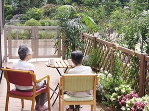 「きららハウス花畑」入居者様の交流風景です。入居者間同士、自然の中で会話を楽しんでいる様子です。