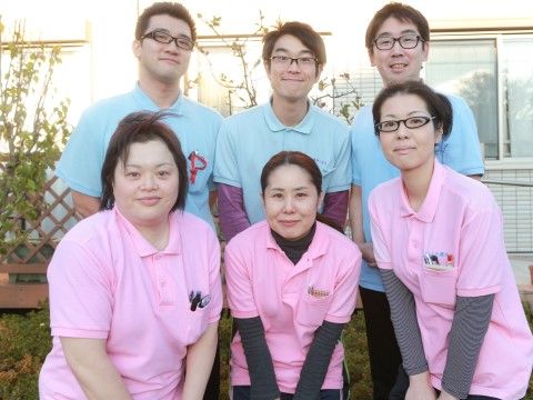 「きららハウス花畑」スタッフ集合写真。入居者様同士はもちろん、入居者様とスタッフの仲の良さも当施設の自慢の1つです。