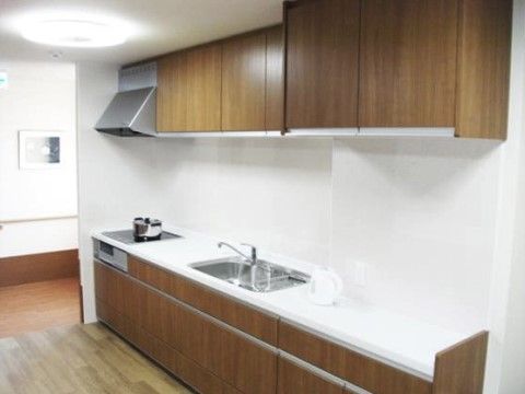 「きららハウス花畑」共用キッチン。入居者同士で一緒にお料理を楽しまれているお姿をよくお見かけします。
