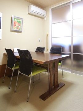 「きららハウス花畑」待合室兼談話スペース。ゆったりとお過ごしただけるようにふかふかソファをご用意しました。