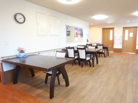 「きららハウス花畑」リビング兼食堂。お食事以外の時間帯では、色んな使用用途に応じてフレキシブルにお使いいただけます。
