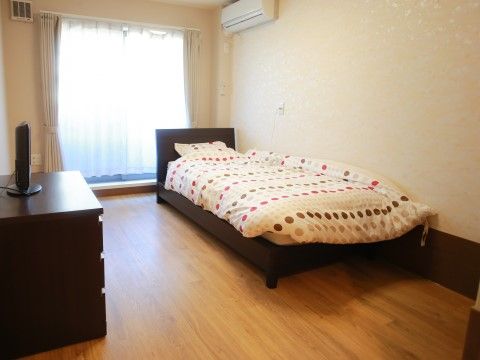 「きららハウス花畑」居室。お一人のお時間を有意義に楽しんでいいただけるように、プライバシーが守られた空間を確保しています。