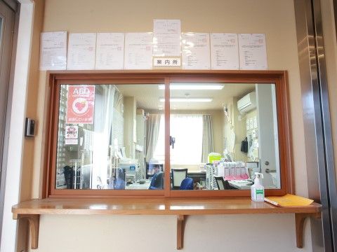 「きららハウス花畑」受付。新しくご入居される皆様とお会いするのを楽しみにしています。