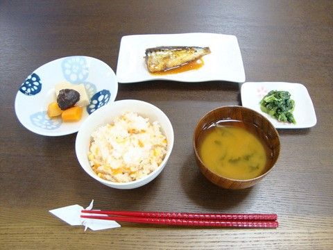 「きららハウス花畑」のお食事。ご飯物と味噌汁等の定食になっている。