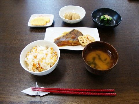 「きららハウス花畑」のお食事。炭水化物、タンパク質、脂質３大栄養素のバランスが整えられた食を提供している。