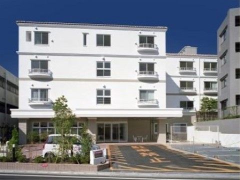緊急用の駐車禁止区域が入口前に確保されている白い建物