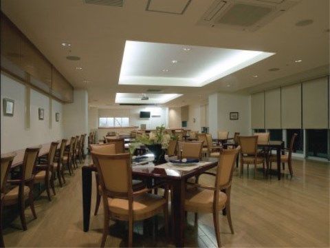 木のぬくもりを感じられる明るいダイニングレストラン内では、その時の気分で食事のメニューをお選びいただける。
