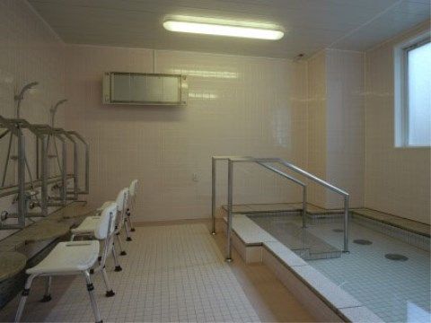 広々とした大浴場の中には、シャワーチェアや手すりが随所に設置されており、安心してご入浴を楽しんでいただける。