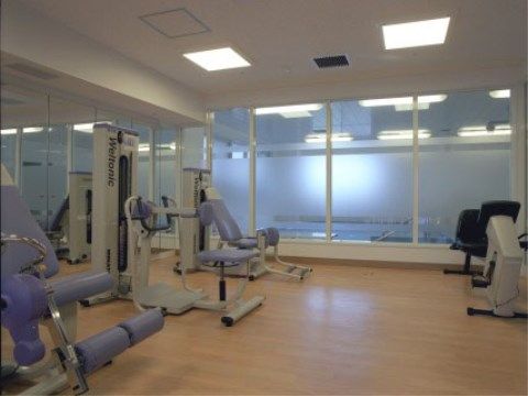 入居者様それぞれの状態に合わせた個別のプログラムでマシンを使い、楽しみながら身体機能の維持を目指せる。