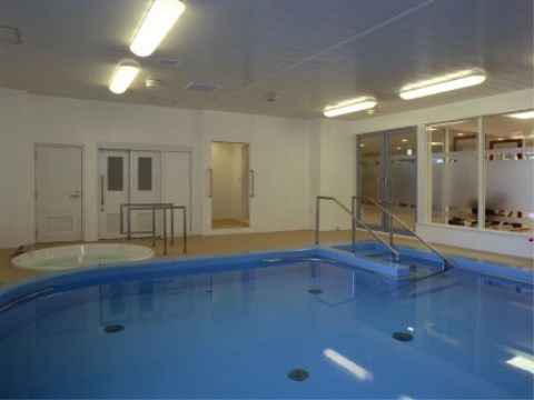 手すりにつかまりながら入れる。プロの指導者が発案した水中プログラムは、どなたでも気軽に楽しんで取り組んでいただける内容になっている。