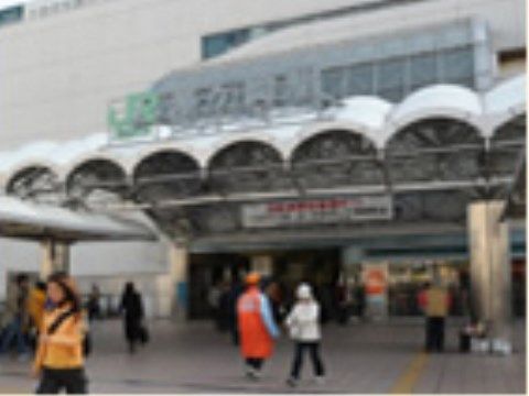 最寄りの駅から徒歩圏内に施設があるので、ご家族様の来訪にも便利である。最寄りの駅前は人で賑わっている。