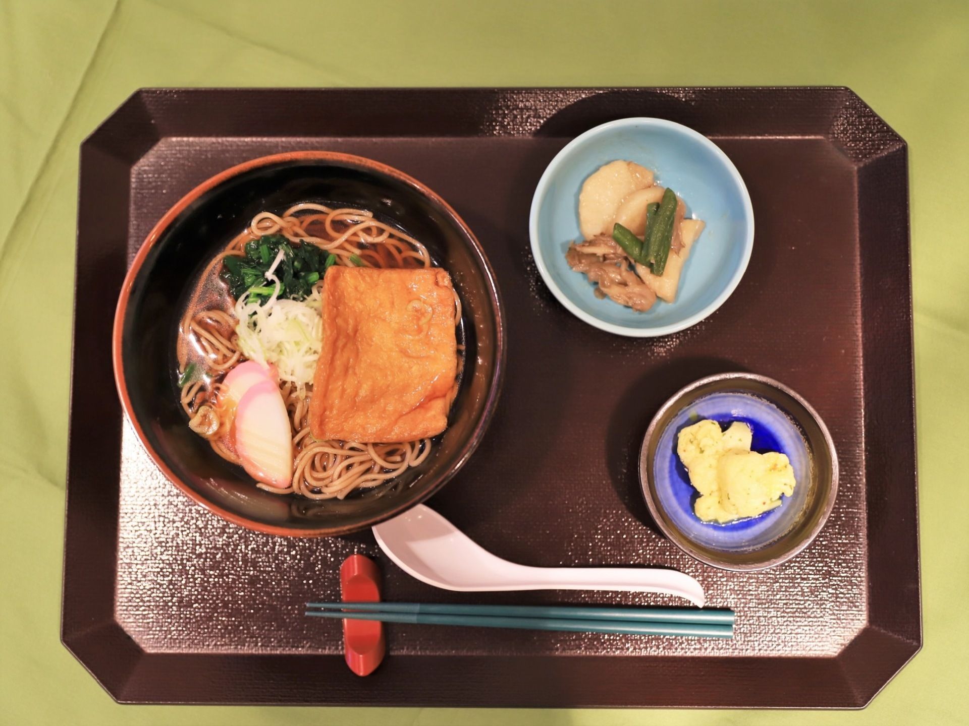 喉に詰まらせないよう、一口サイズに切られた料理が用意されている。お盆も器が滑りにくくなっているものを使用している。