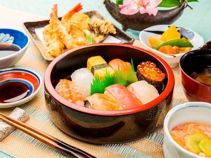 お寿司や茶わん蒸し、天ぷらなど豪華なメニューが配膳された食事