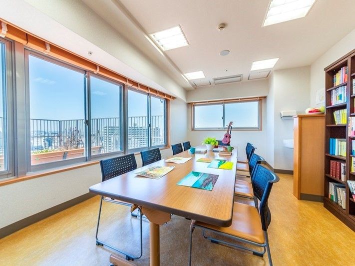 入居者様がサークル活動や趣味の場として利用できるアトリエである。窓の外にはルーフガーデンがあり、遠くまで街を見渡すことができる。