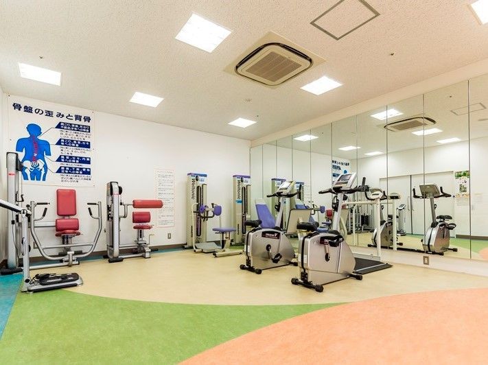 入居者様がお使いいただけるマシンルームである。体の負担が少ないリハビリを、専門スタッフが提案している。