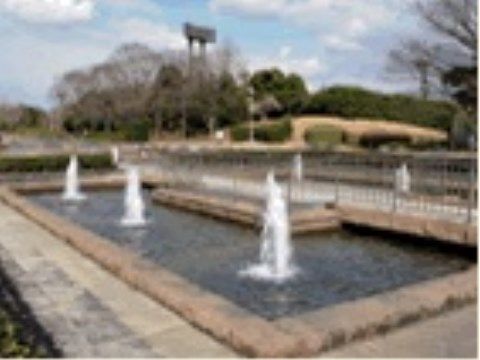 テニスコートや野球場、噴水がある公園である。広々としており、多くの人がスポーツや憩いのために集まっている。