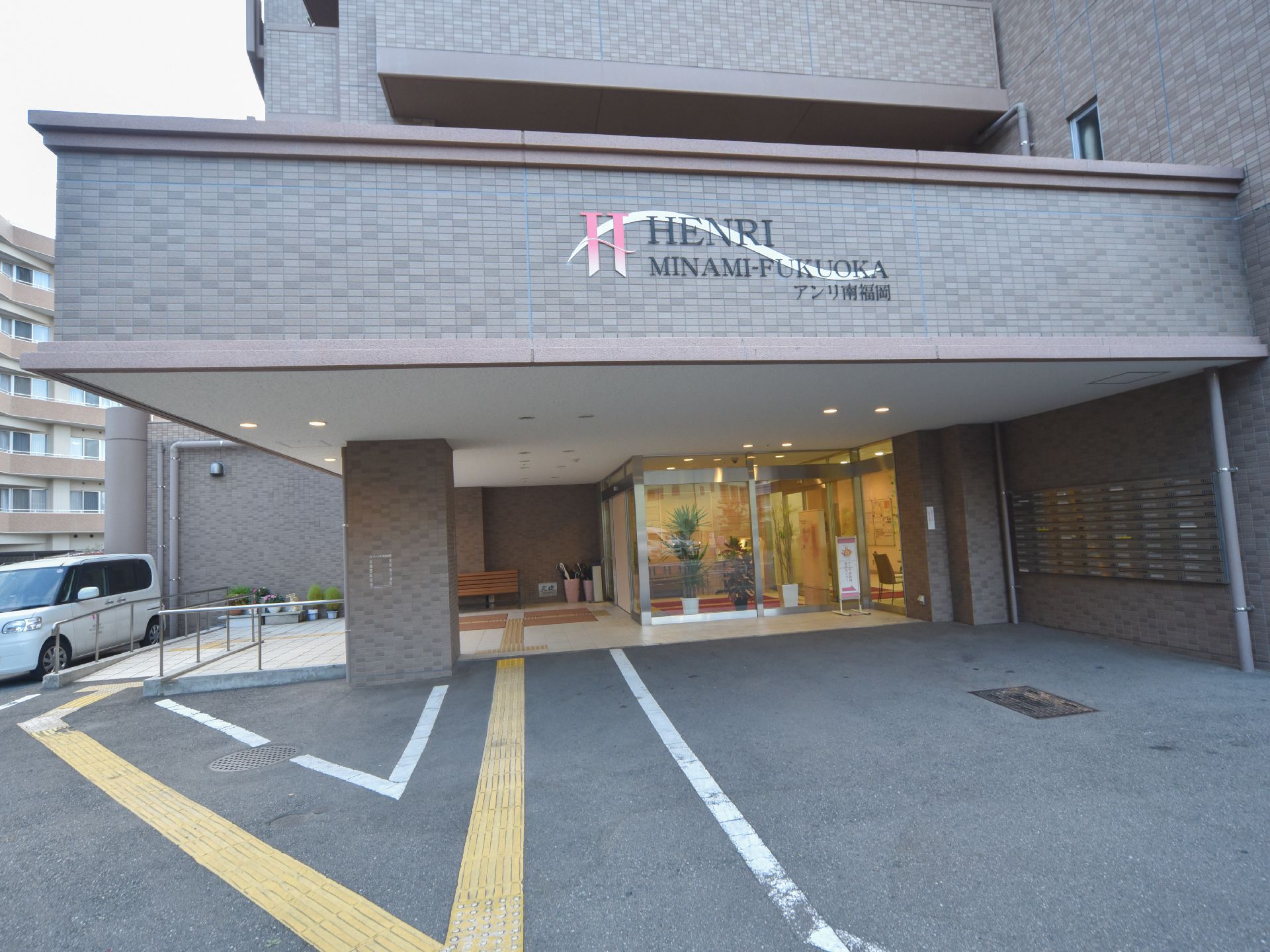 施設の外観である。正面玄関周辺はバリアフリーの上にスロープも設けられている。頭上の屋根部分には、施設名のレリーフが掲げられている。