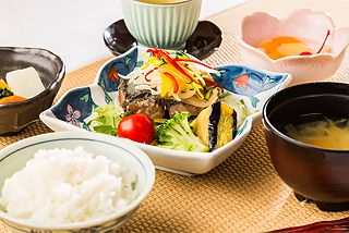 ご飯と味噌汁がセットになったメニュー