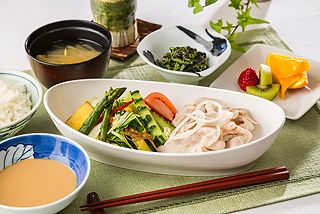 ほうれん草のおひたしや、ご飯と味噌汁、カットフルーツのデザートが付いたメニュー