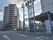 施設の外観である。13階建ての建物は、周囲でもひと際目立つ存在になっている。大きな道路に面して建っている。