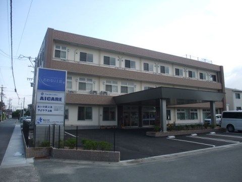 施設名が書かれている青い大きな看板が左側に立地している入口前