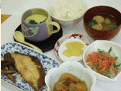 カレイの煮つけや茶わん蒸し、ごはんとみそ汁が並ぶ食事