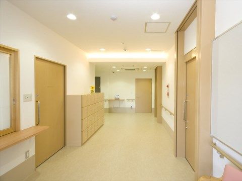 「アイケアおおるり上島」の玄関。施設を明るく照らしゆとりをもたせた、落ちつきのある玄関である。